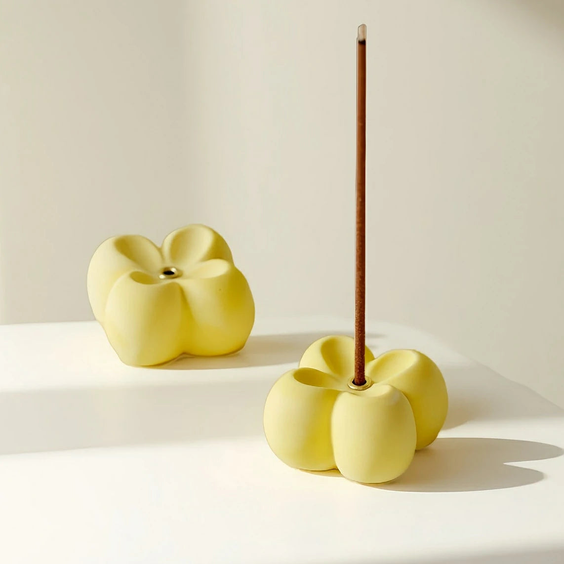 Plaster Osmanthus Incense Holder with Four-Leaf Clover Base | Minimalist Lucky Charm Desk Sculpture | Zenith Censer